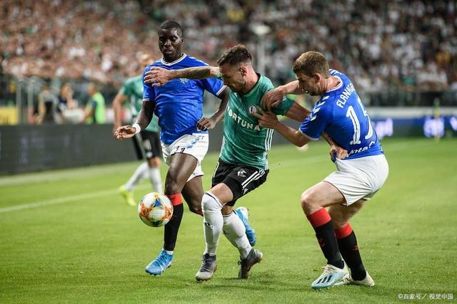 包含诺里奇城客场对阵伯恩茅斯，战事激烈的词条