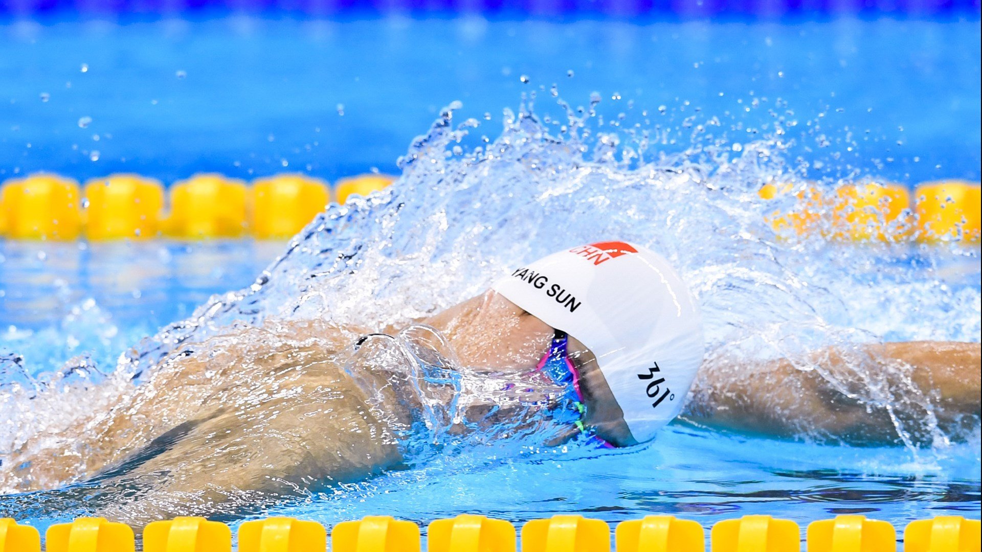 冰与火的对决,冰岛轻取洪都拉斯,奥斯梅恩生涯之夜照亮绿茵场