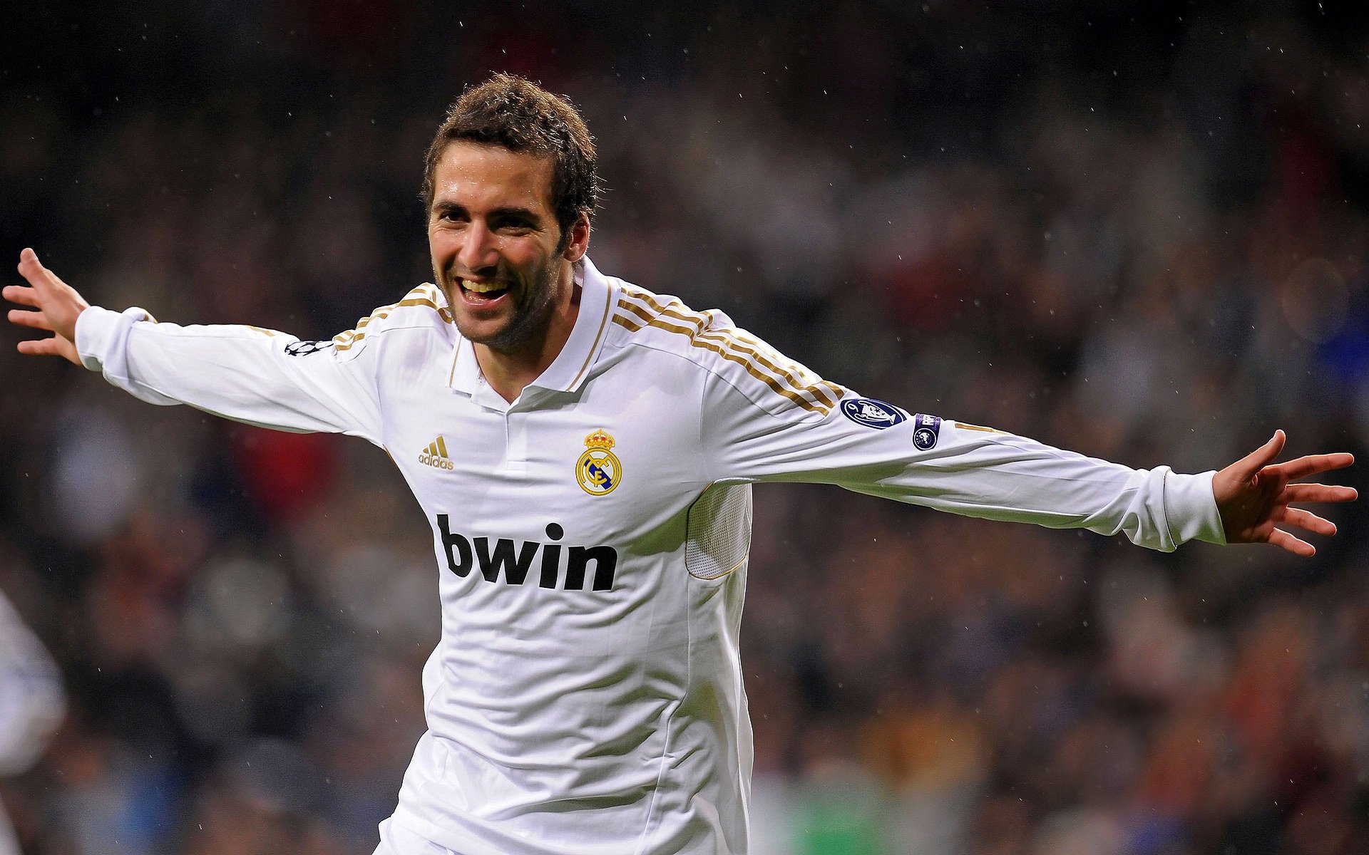 英超争冠焦点战启示录，黄蜂式火力如何压制灰熊型防线